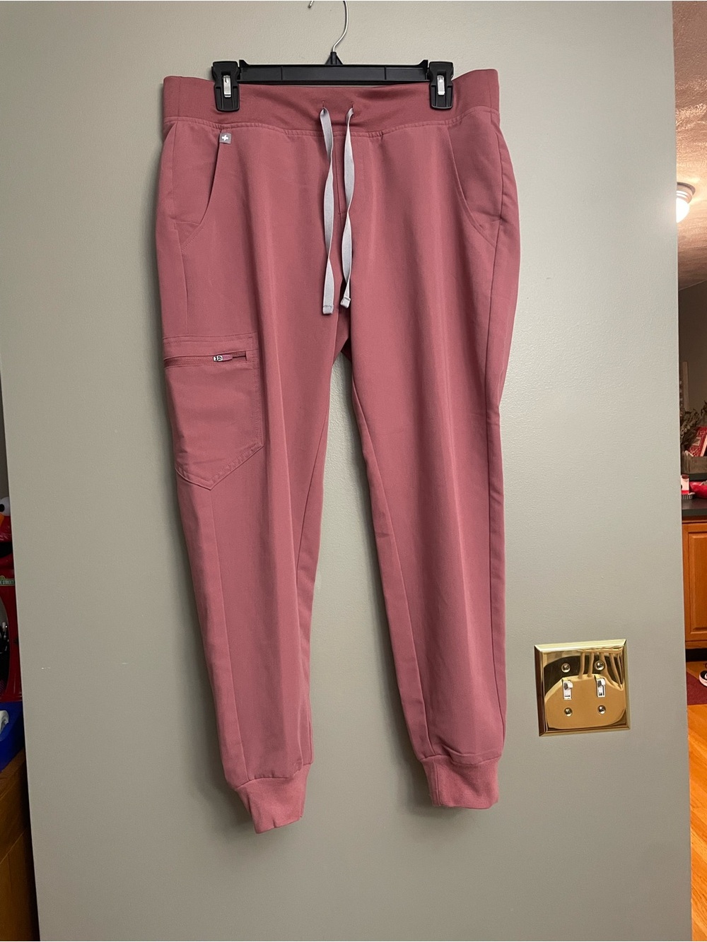 Figs Women's Ankle Jogger Pants in Dusty Rose